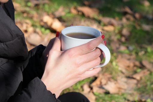 白い木製のテーブルの上に紅茶やコーヒーを持つ女性の手。冬やクリスマスの居心地の良い背景。上から撮影した写真、コピースペース付きトップビューの写真素材・画像素材Image 93609307