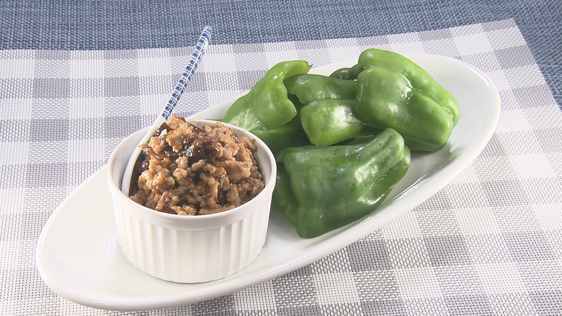 パリパリ生ピーマンのピリ辛肉味噌詰め