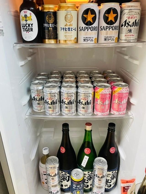 業務用冷蔵庫を, ビールサーバーに魔改造してみた結果 , 8つのタップ穴を開け、, 減圧弁を取り付け、, タップも取り付け、,魂を込めて完成したはずだったのに。, 動力 電源 、まだ来てません。, じゃぁ、動かないじゃない😂, とりあえず今日は、,缶ビールで乾杯しておきます🍻, 次はもう一台、別の冷蔵庫と戦います。, つづく, 🛠️🍺 コマツブルーイング 夏を目指して開業準備中!,