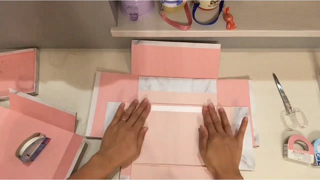 毎年恒例のサプライズボックス作り👧🎉 . 今年はプチギフトに 鏡やイヤリング、ハンカチを入れて 作りました🤗 . お菓子を選ぶ時間も、娘が好きそうな小物を選ぶ時間も、作る時間も楽しくって しあわせです🤗💕 かかった金額は. お菓子⏩️1177円 小物⏩️440