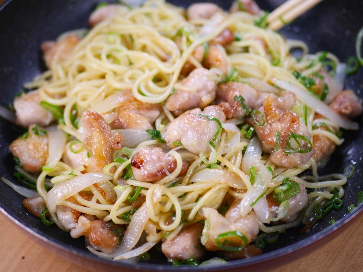 鶏ひき肉のねぎ塩焼きそば