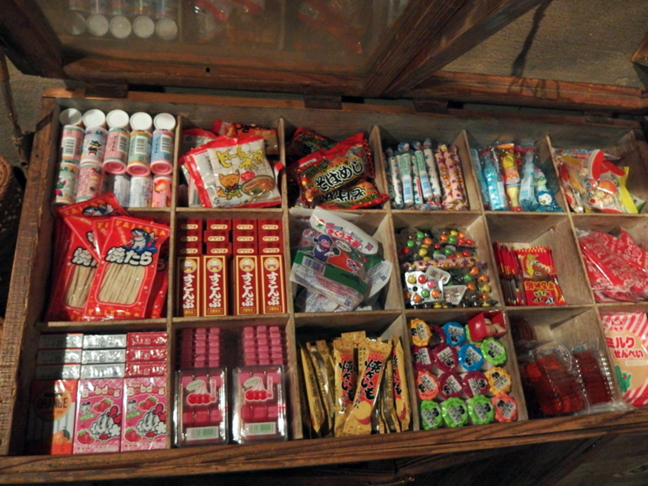 昭和好きな私にとって今日は昭和満喫デー 懐かしいお菓子を並べてみたよ➰💞 キャンレディの空き箱は小物入れにしてたよね❣️スカイミントは中学の休み時間に良く食べてた😋 サンリオのお菓子も可愛いし、スポロガムは型抜きしながら食べたよね➰🥳 殆どが空き箱だけど