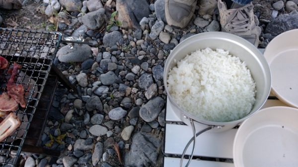キャンプでご飯はどう炊くの？ライスクッカーで簡単派？飯ごうでこだわる派？～炊き方1つで奥さんの冷たい視線を回避する～