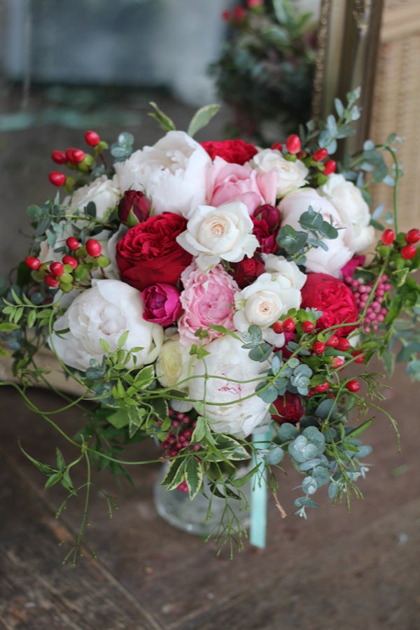 楽天市場ウエディングブーケブライダルブーケ 赤＆ピンクバラ 白小花ラウンドブーケ smtb-tk: フラワーギフト ブルーマート