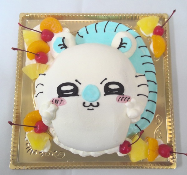 1日遅れのクリスマスケーキ🎂🎄, 今年はちいかわのモモンガ作ろうって決めてました♪, でも横の毛、どう作ったらいいのか迷ってて、@yohko_ycsweetsyohkoさんに相談してアドバイしてもらって、土台は何でもいいんだなって思ったのでホワイトチョコそのままで楽しましたｗ,クリスマスっていちご高いけど、せっかく買ったから贅沢に使っちゃった！！, 材料 直径16cmボウル使用 ,