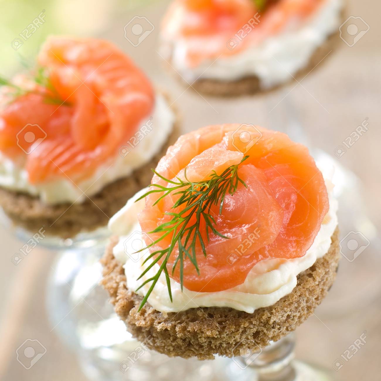 ↓詳しいレシピはこちらから🍽↓, あやりょ▷@ayaryo_douseigohan_,クリスマスの前菜にぴったりなアボカドとクリームチーズとスモークサーモンのコラボ🎄, 見た目も味も完璧って絶賛された✨,お酒にも合うのでクリスマスにぜひ♪,材料 2人分, ・アボカド1 2個, A 玉ねぎ1 8個, A クリームチーズ 50g, A レモン汁小さじ1,