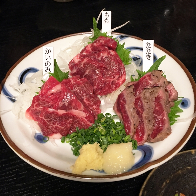 今回は『馬刺しの食べ方』のご紹介🐴✨ これさえ覚えとけば、ご自宅でも 究極の馬刺しがお楽しみいただけます💡馬刺しの食べ方ポイント🔶解凍方法 馬刺しはパックごとボールに入れて流水で解凍。 🔶スライス方法 スライス済みのため、そのまますぐ召し上がれます