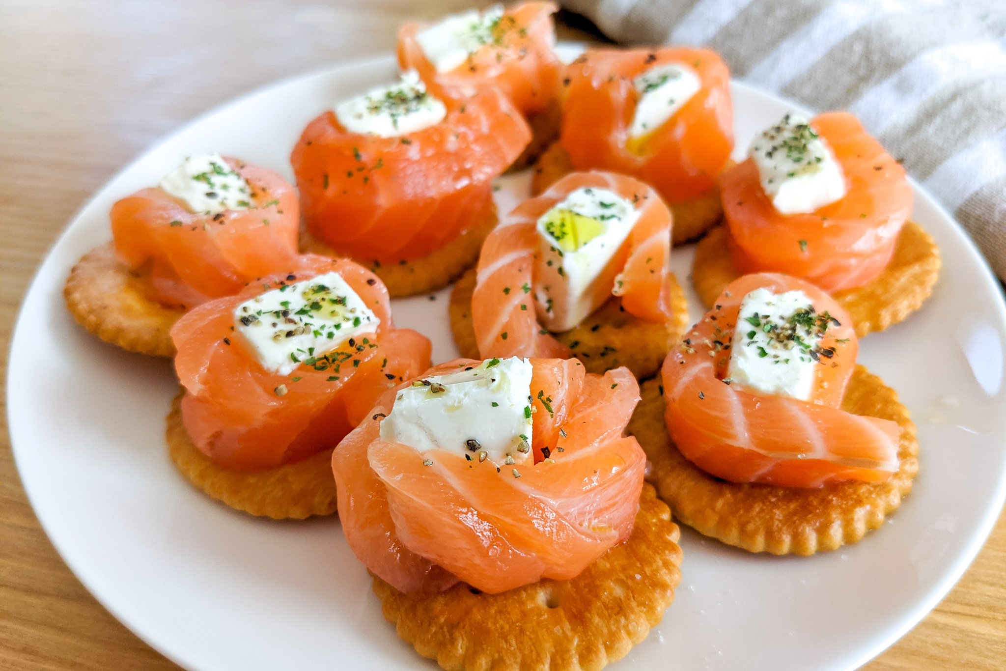 クリームチーズとサーモンのカナッペ のレシピフィラデルフィアクリームチーズ