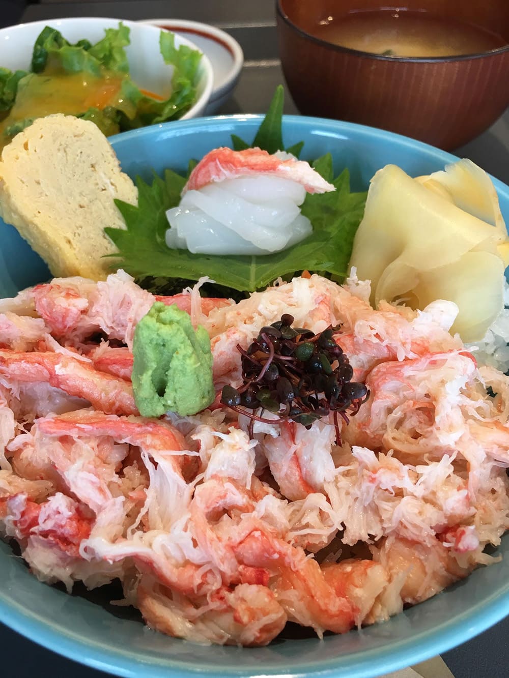 だいぶ前に完成してたのにあげるのすっかり忘れてました ！佐渡っぽい飯テロ描きたいと思った時、真っ先に浮かんだ ブリカツ丼 ✨️描いといて、学校の給食でしか食べた事ないんです。何年かぶりにちゃんとお店で食べてみたいなあ🤤💭 1番描くのが大変だったのは実は