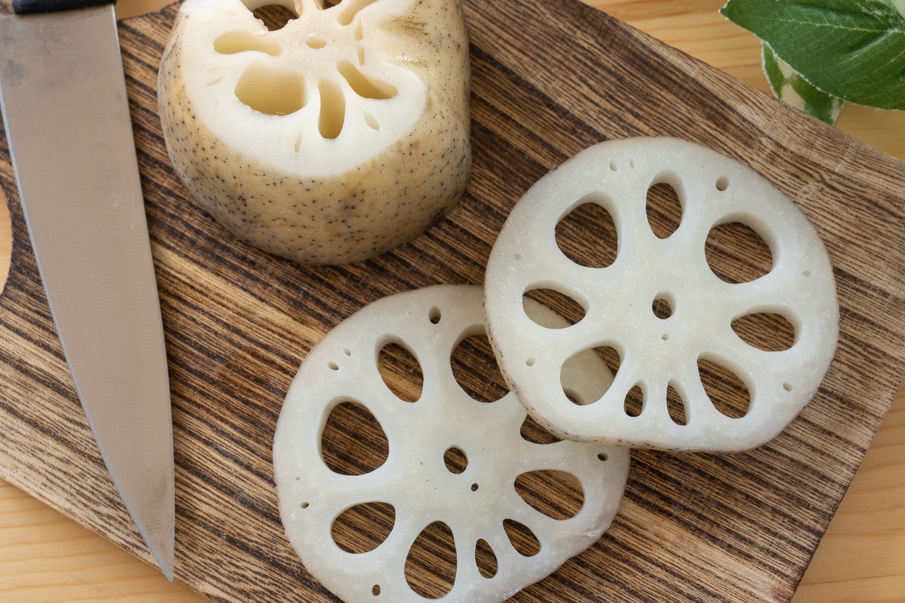 れんこんの保存方法を紹介します✨, 今回は土付きバージョン！, 岩国では田んぼの水を抜いて手掘りで収穫するので、土付きの状態が一般的です👏,弊社でも年末にかけて贈与品としてご注文いただくことが多い土付きの節付きれんこん。, 立派だけど、すぐには使えないな〜🤔, って時ありますよね！,そんな時は洗わずに新聞紙で包んで冷蔵庫の野菜室へIN〜, 乾燥を防いで日持ちさせることができます😊,