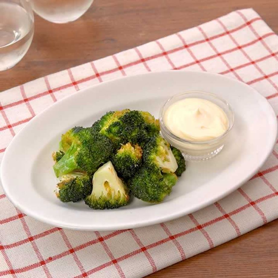 冷凍ブロッコリーはストレートタイプのめんつゆに浸して解凍すると、解凍完了と同時に「ブロッコリーのめんつゆ漬け」ができてしまうのでオススメですお好みでラー油やごま油を入れてもオッケーブロッコリーです その後はオリーブオイルで炒めてもよし、片栗粉をまぶして