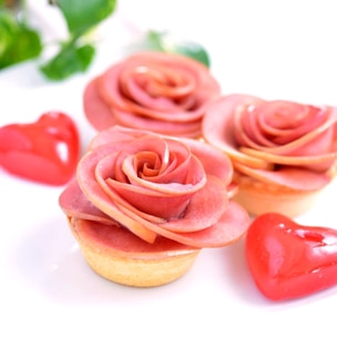 新商品のお知らせ📢 黒トリュフのスライスがたっぷり入った贅沢な枇杷ジャム 果実の甘みとトリュフの風味はナッツ等のアロマを持つ味わい豊かな熟成チーズと相性ぴったり!🧀 ぜひ相性のいいペアリングを見つけてみてください👀 Delicate andaromatic, this black