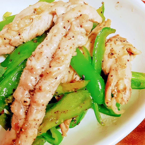 今日の夜ごはん ⚫︎せせりのねぎ塩レモン焼き ⚫︎ピーマンと卵の炒め物 ⚫︎マカロニサラダ ⚫︎オクラの味噌汁 ⚫︎ふりかけごはん ⚫︎メロンなかなか普段出来ない事。次男と一緒にお料理🔪 あまり料理に興味ないけど、嫌いではないみたい👦 せせりは最近家族皆で