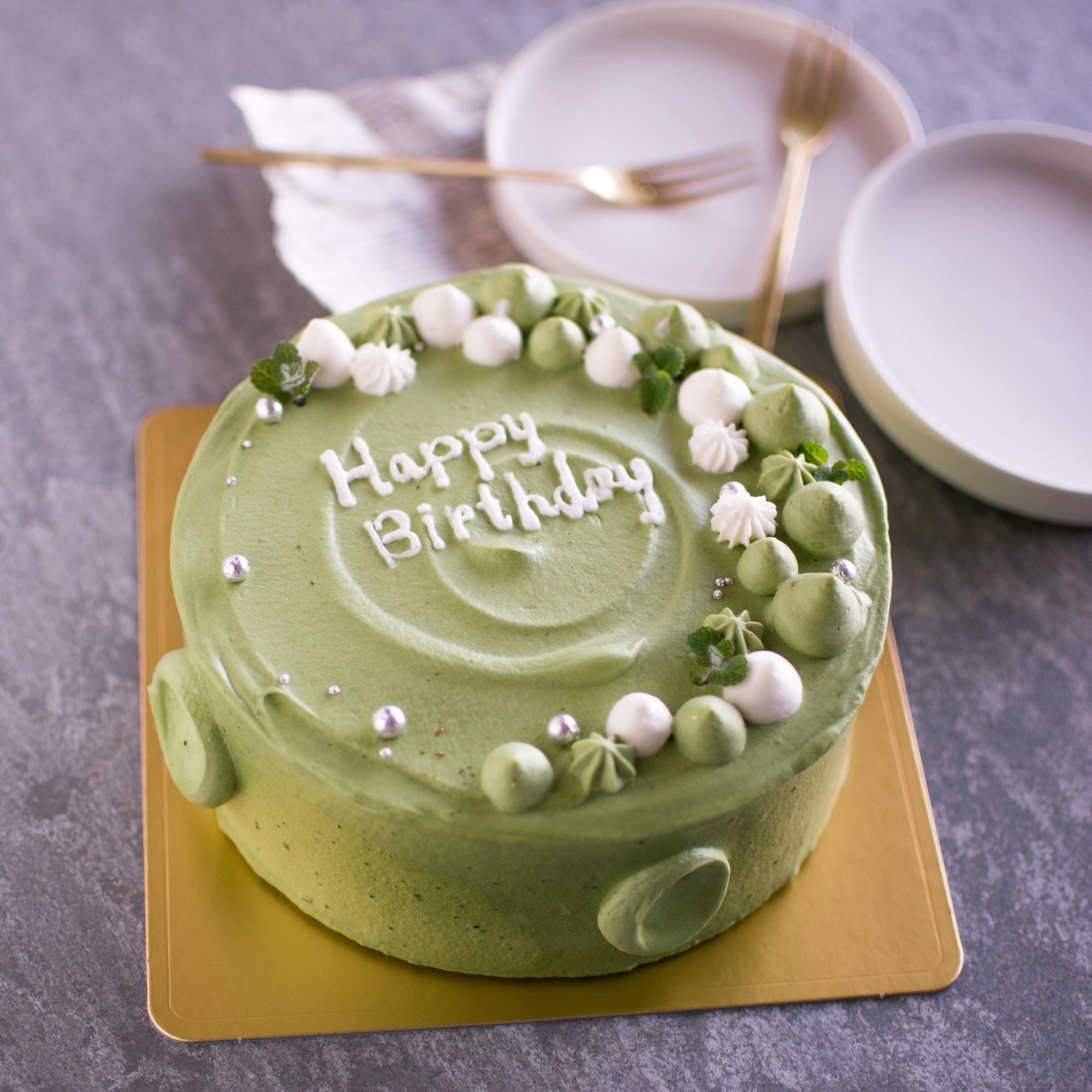 昨日は抹茶のショートケーキを作らせていただきました☺️ 葉っぱとフランボワーズでおめかし✨ かわいいと喜んでもらえて良かった！ 抹茶ショートケーキ抹茶ケーキショートケーキ今日のケーキお祝いケーキ デコレーションケーキ手作りケーキ手作りおやつ