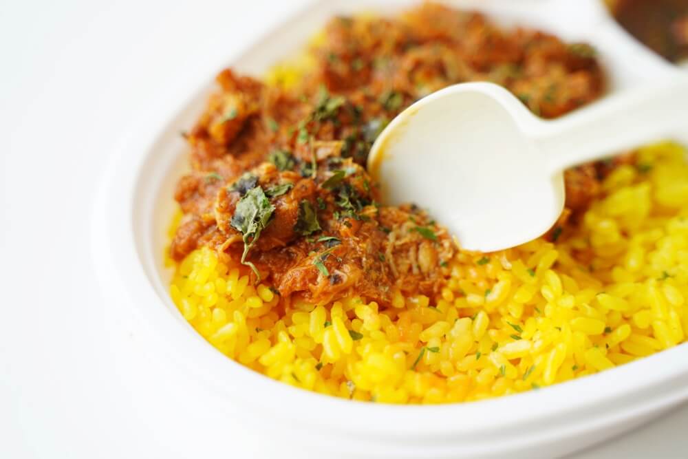 ヨダレカレー店舗情報 住所:熊本市南区田井島2-3-1タイホウビル101 TEL:096-200-5608 ※テイクアウトのみ電話予約可営業時間:12:00〜21:00 定休日:火曜日＋不定休 お店アカウント @yodarecurry 注文メニュー 丸鶏のチキンカレー辛口:1350円