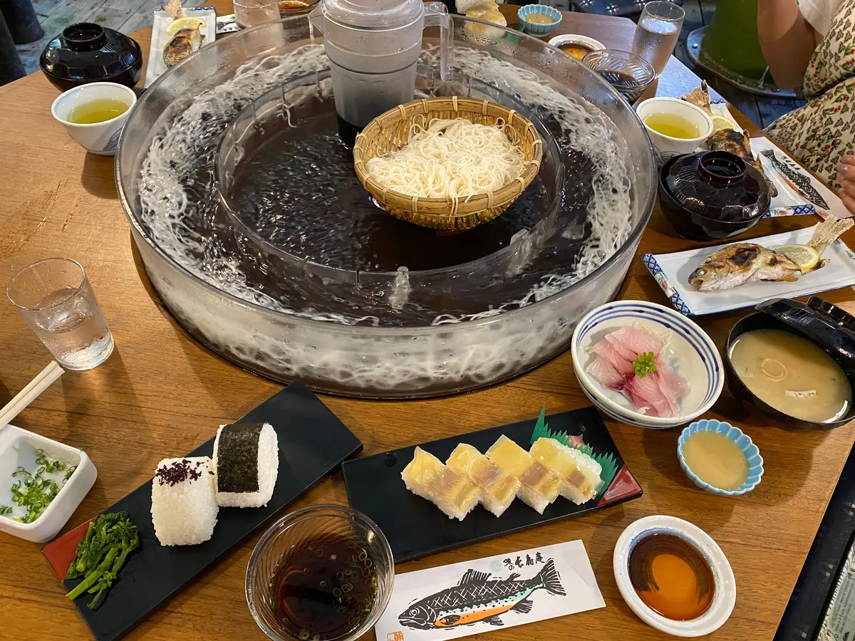 📍慈眼寺公園 そうめん流し鹿児島市下福元町市内の慈眼寺にあるそうめん流し🌴🌼今年は3 23からオープンらしいです！木々に囲まれていて川もあって落ち着く場所で 鹿児島ならではのそうめん流しができます🌳🏞 夫もわたしもそうめん定食B 1500円 を注文🔖 塩が