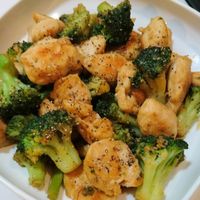 ささみとブロッコリーのごま和え」です🥦 . 低カロリー&低糖質&高タンパクなヘルシー常備菜。香ばしいごまの風味とともに、ささみとブロッコリーの素材の味を楽しみます😄ブロッコリーがみずみずしくて、美味しい時期です！ . 詳しいレシピはレシピサイト『つくおき』を