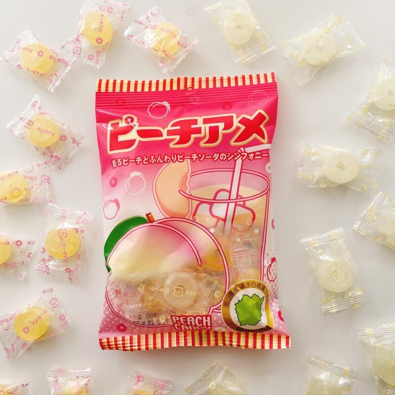 すもも飴とあんず飴を持つ手の写真・画像素材-Snapmart スナップマート