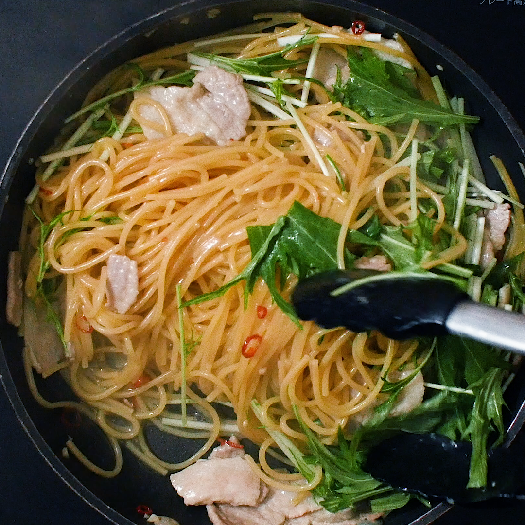 麺つゆでベーコンとナス、水菜の和風パスタ