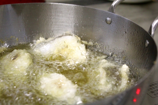 唐揚げの衣を食べ比べる悠治