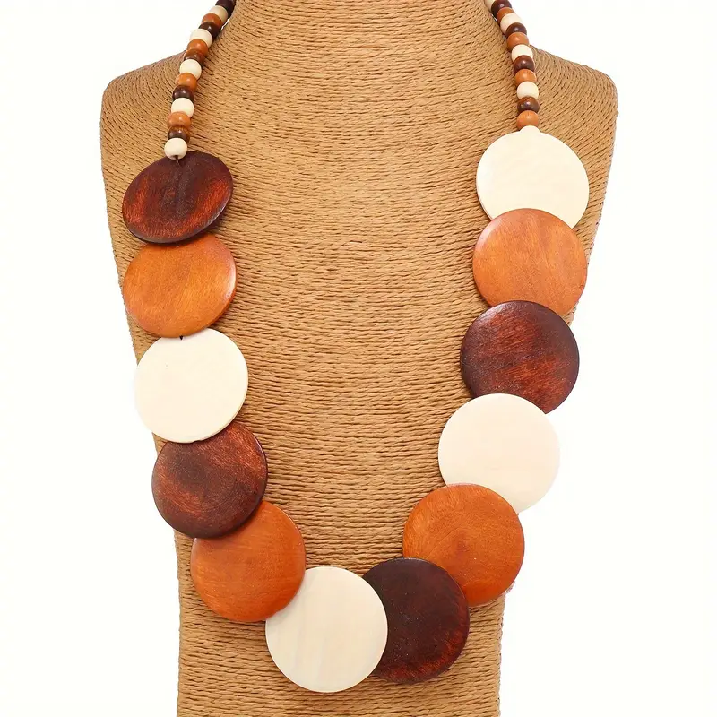 メジロさん🐦今日も元気にお散歩👟近くの神社⛩に来ました。 White‐eye San 🐦 is taking a walk 👟 in thenearby shrine⛩ this morning.木のアクセサリー手作りアクセサリーネックレスペンダントハンドメイドネックレス木工木工雑貨手作り雑貨木の