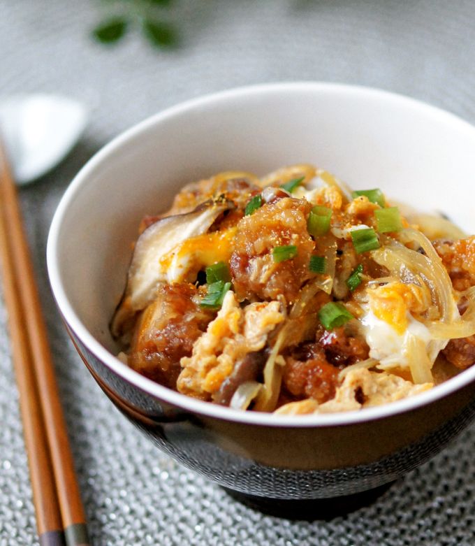 唐揚げ卵とじ丼 唐揚げ親子丼 のアップ。の写真素材88211169- PIXTA