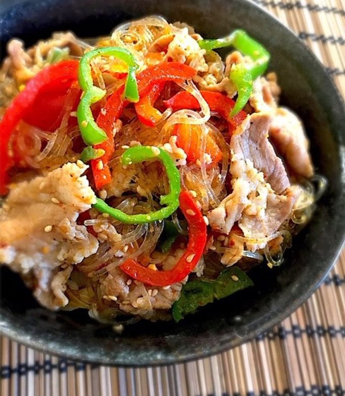 焼肉のたれって便利だよね💓, 誰でも簡単チャプチェ✨, みんなはどんな韓国料理が好き？💕,チャプチェの味付けって家にない調味料も多くて、なかなか大変なのよね〜！, でも大丈夫♡,焼肉のたれを活用すれば、美味しいチャプチェが手軽に作れちゃうよ😉✨, 〜材料〜 ※1〜2人分, くずきり 春雨でもOK50g, 小ねぎ6本,人参1 3個, 豚こま肉100g, いりごま小さじ1,