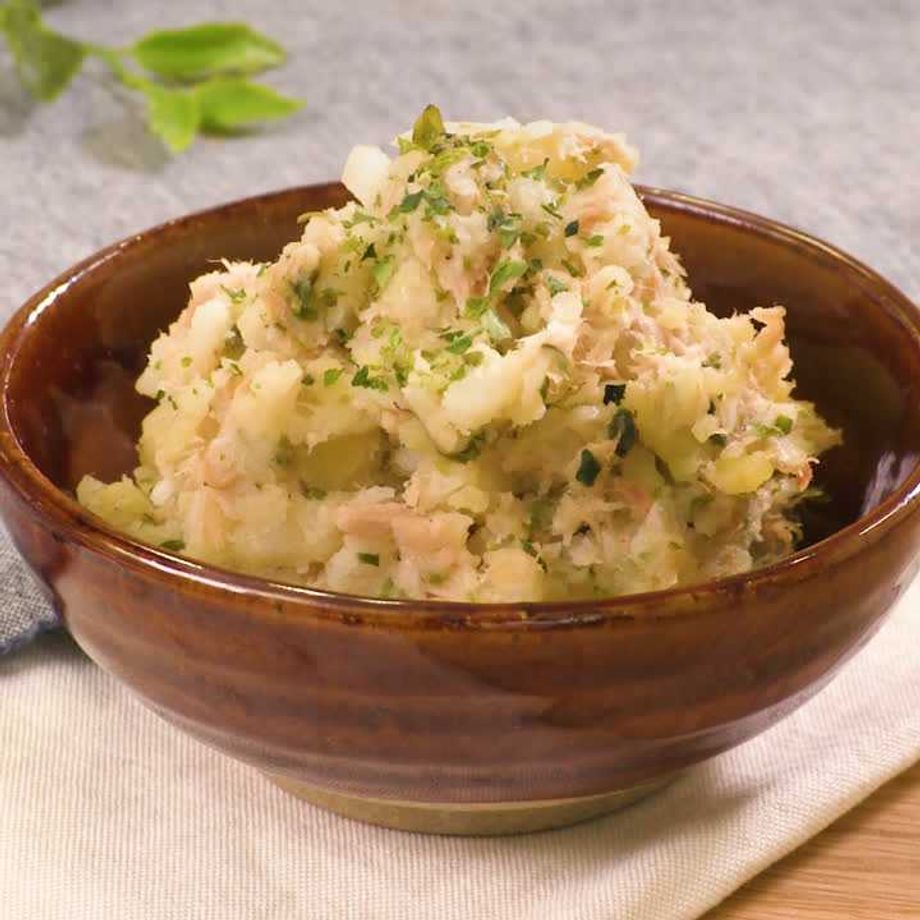 甘辛醤油の鶏そぼろポテトサラダ」 子どもから大人まで🫶 食べやすい甘辛味に仕上げたNEW✨ポテトサラダ🥔生姜がアクセントのそぼろと、ゆで卵を合わせ 食べ応えのあるサラダです😋 こぼれ落ちそうな甘辛の鶏そぼろがポイント👀 関西店舗で発売中です👍saladcafe