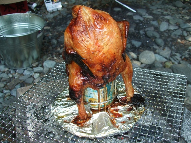 ダイソーの五徳でビア缶チキンを作る。ソロキャンプ。 100円ビア缶チキンスタンド- YouTube