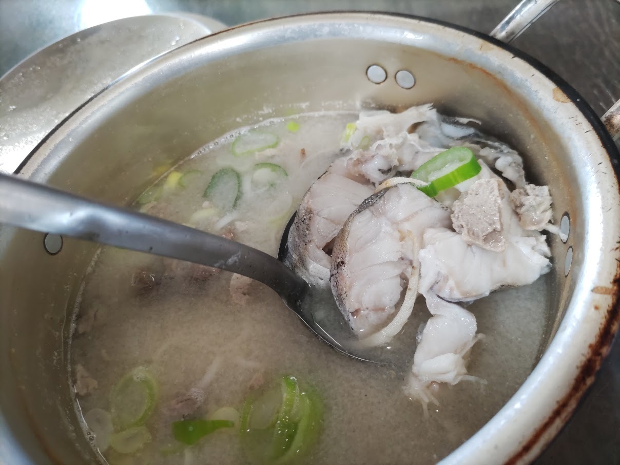 セブンイレブンで「たら汁」発見！ 販売者は、マルコメ株式会社。 たらの旨味がしっかり感じられて美味い！ 長ネギ、ゴホウ、甘口の糀みそ、 プリプリな食感の たら。沁みわたる旨味 数量限定！富山県の郷土料理「たら汁」 今年は富山の朝日町へたら汁を食べに行こう。 栄