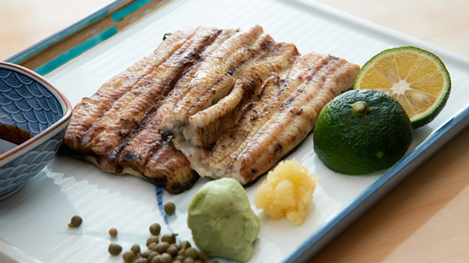 穴子料理と地酒 川井＠浅草下町 浅草にひっそり佇む穴子料理と地酒のお店。豊富な穴子料理が揃うお店で、ランチで訪問。 □穴子刺身他のお店ではなかなか味わえない穴子の刺身。この日は対馬産の穴子を。新鮮そのもので臭みはまったくなく、コリコリとした食感が