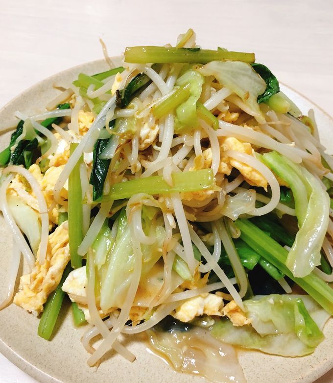 一皿で満腹☺️ 「野菜炒め」5選 . ———————————————————— アプリ 無料 登録なし のダウンロードは @kurashiruプロフィールのURLから！ ———————————————————— . ①簡単おいしい！肉野菜炒め材料2人前 豚こま切れ肉 150g 薄力粉小さじ1 塩こしょう ひとつまみ