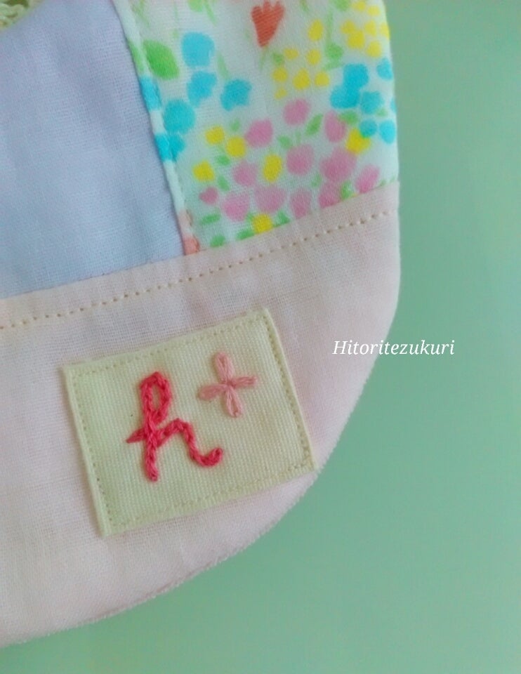 無料型紙 赤ちゃんのベビースタイ・よだれかけの作り方。うさぎの手縫い刺繍えこそだて