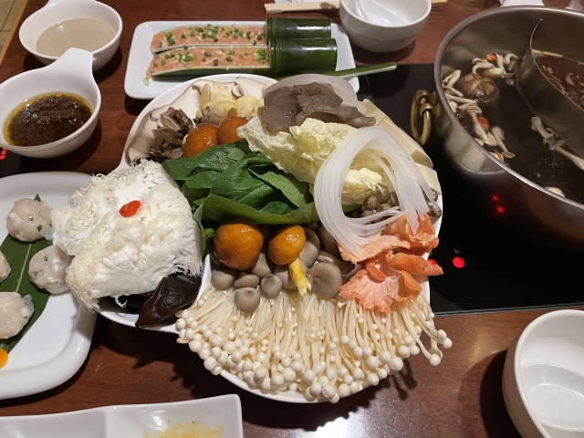 鍋パーティー」を盛り上げる。華やか鍋レシピ14選 - macaroni