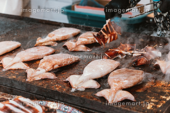 台湾の屋台のイカの炭火焼き Squid BBQ in night market in Taiwan 写真素材6458829- フォトライブラリ