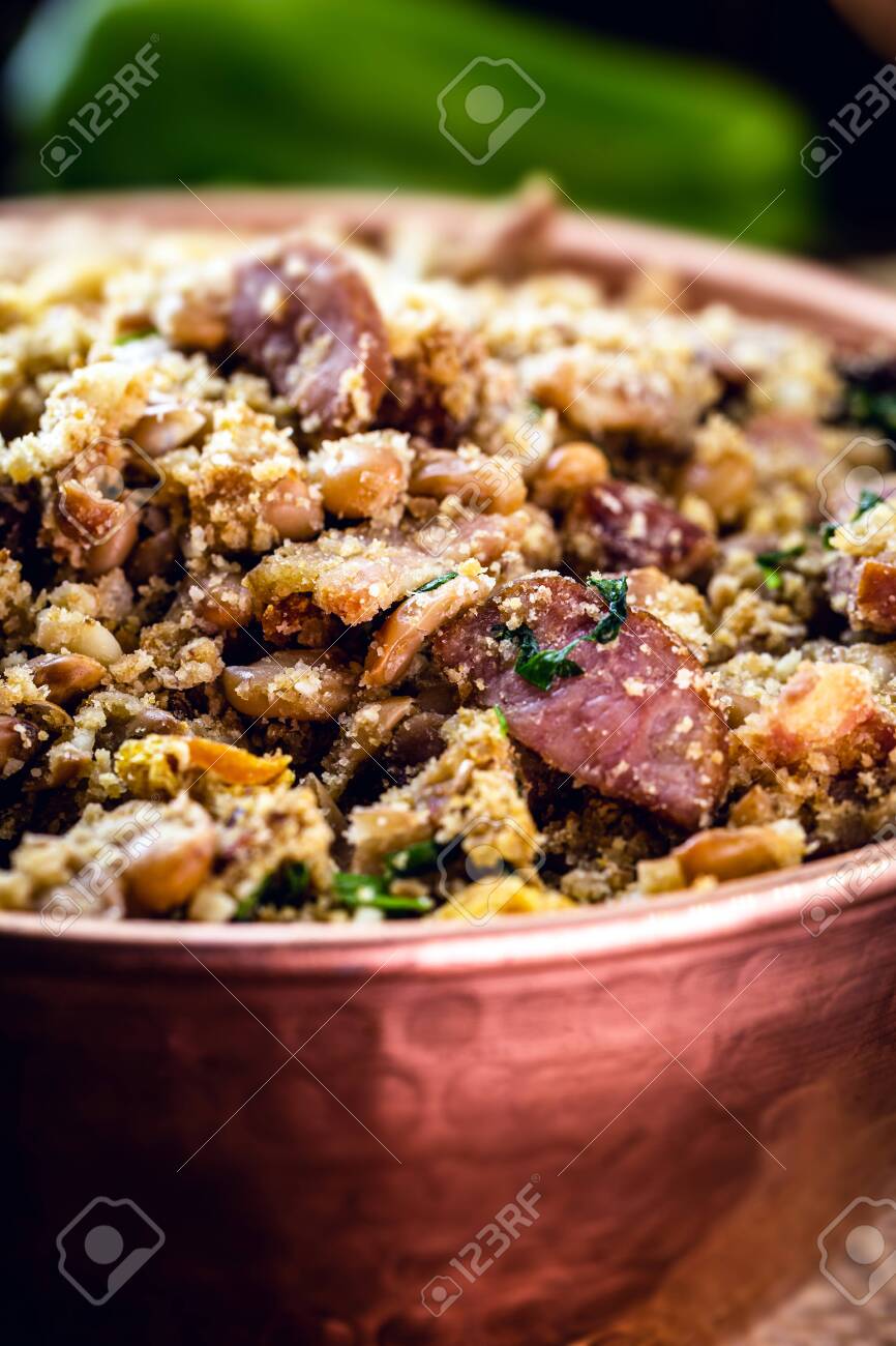 ミナス・ジェライス州の料理は,米豆のフェイジョアダで木のストーブで作られています.Premium写真