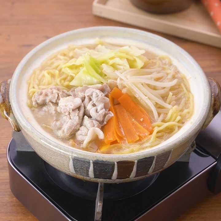 9 13の晩ごはん ・味噌煮込みラーメン 今日もめーっちゃくちゃ暑かった💦 けど、煮込みラーメン🤣みんなで熱い熱い言いながら、美味しく食べました🤭💕永谷園の煮込みラーメン 大好きです🧡 今日はお仕事休みでしたが、次男の参観日に、車の点検、長男の皮膚科受診