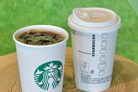 ２年ぶり？の福袋が届いたのですが このタンブラー どぉ～やったら 蓋を開けられますか？ 持っていないタイプなので 開けられません😢⤵️⤵️ ゴム蓋が、ピッタリ密着してます。これ、もし中にドリンク入れて この状態になってしまったら 開けられませんよねぇ、、、🤔