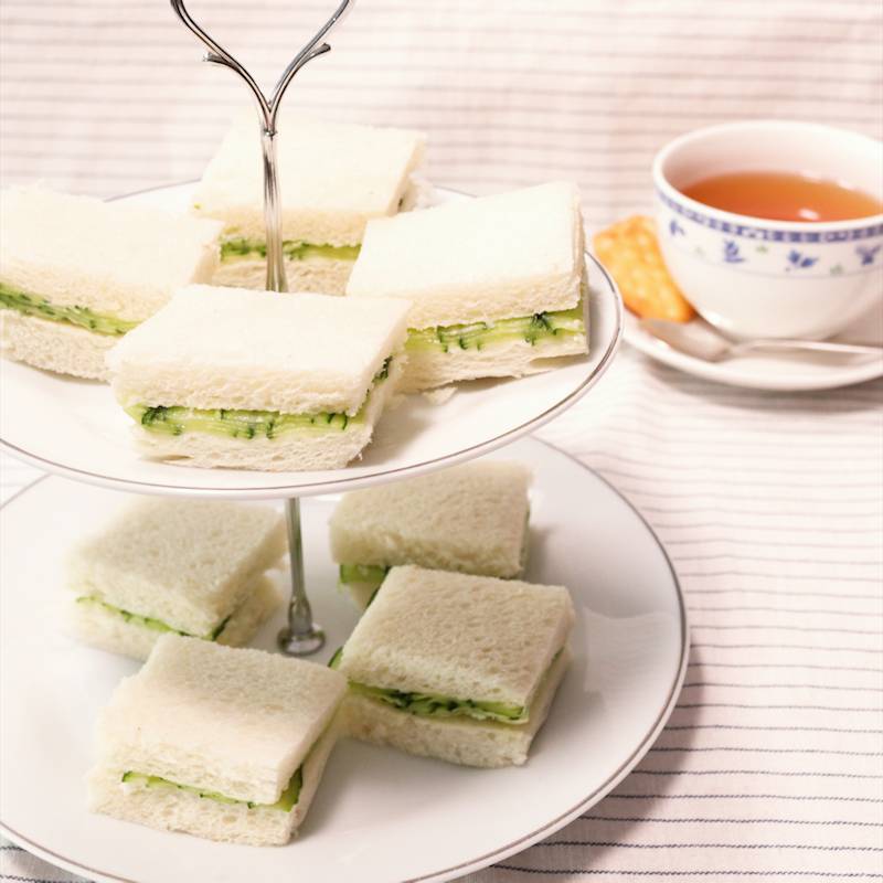 キュウリ&トマトティーサンドイッチ:火なしで作る簡単で爽やかなサンドイッチ