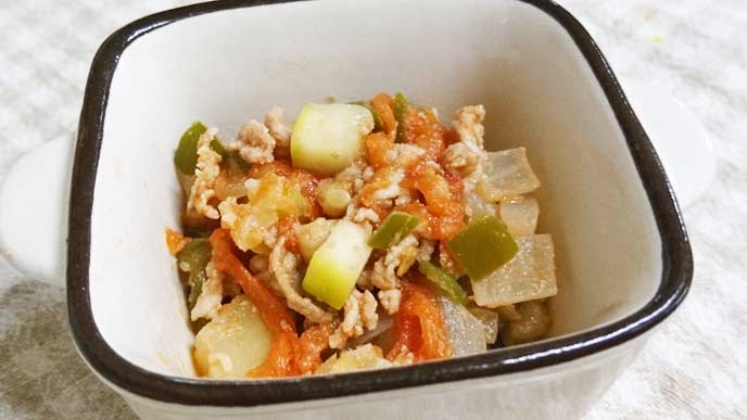 便利な食材の詳細は下に👇 @fumama_baby ←少しでも楽したいママはフォロー🥰 見返したい時は、右上の ・ をタップして保存してね✨夏野菜うどん ズッキーニと鶏ひき肉7ヶ月～の作り方材料・ズッキーニ 1 2本 ・トマトペースト 1 2本 ・鶏ひき肉