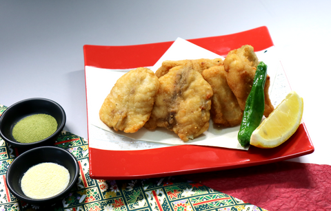 皿に盛り付けられた唐揚げの写真素材FYI07904950ストックフォトの Qlean Market キュリンマーケット