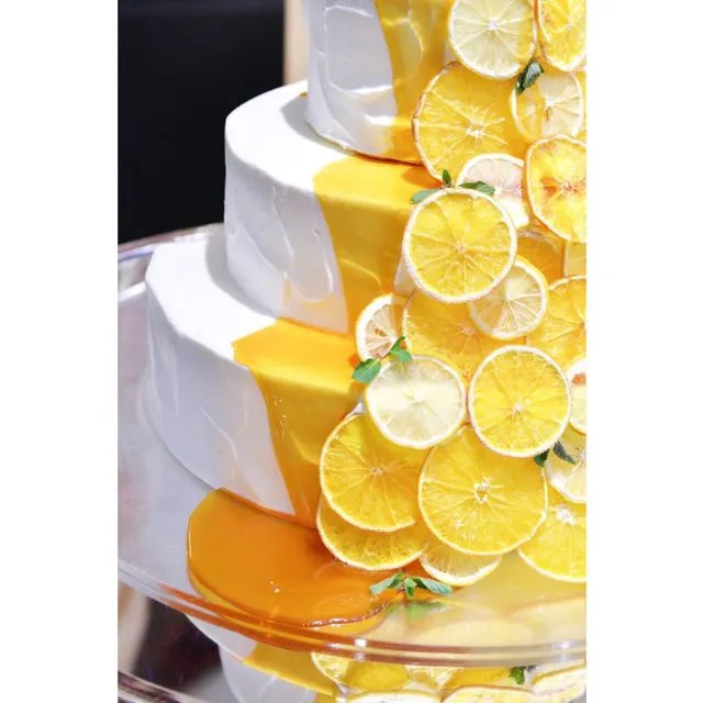 3段のウェデングケーキ直径30cmの1番人気の形と高さです❣️ ウェデングケーキは前に置いた時に高さがあると、さらに大きく見えます♡ こちらはケーキを台に置いて使用しているため全体の高さも大きく見えます。飾り付けはドライフルーツと、ローズマリー、ナッツ