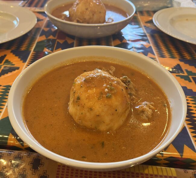 中小田井のガンビア料理店ジョロフ・キッチンで娘にタカられる。ピーナッツバターのソースを使ったドモダライスが美味し。この店の2階はガンビア大使館🇬🇲