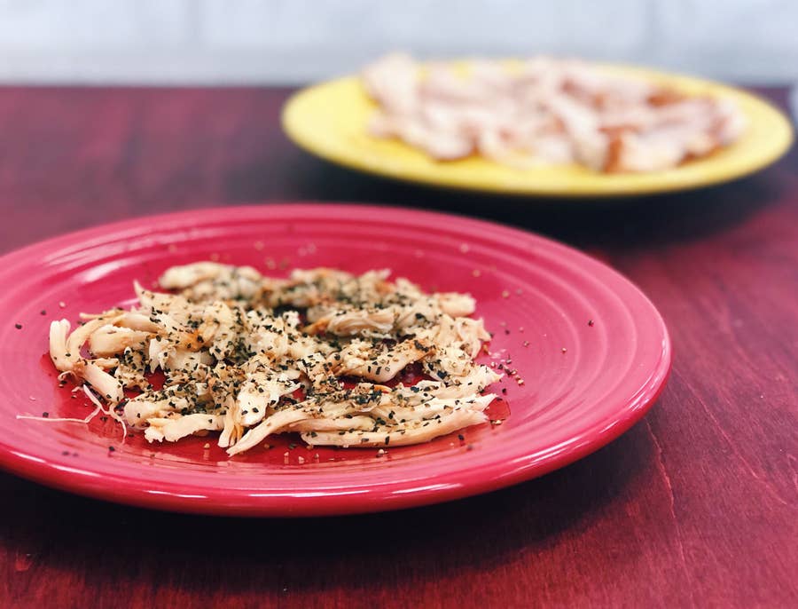 ハーブサラダチキンと玉ねぎの塩昆布和え