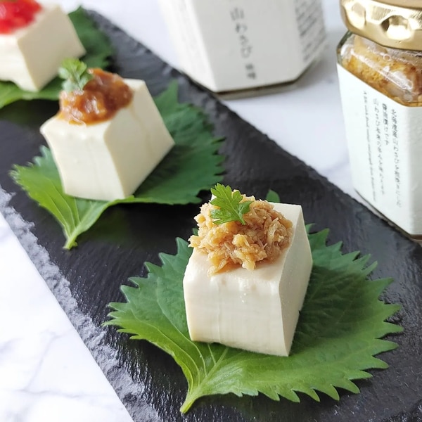 つるんとおいしそうっ！と思った人はぜひコメント欄に ✋ を投稿してください！ 反応をいただけるととっても嬉しいです😊 焼肉のたれでやみつき！ 豆腐の 無限おつまみ 今日はやみつきのコクうまだれがたまらない、豆腐のおつまみレシピをご紹介します！ 豆腐が主役で