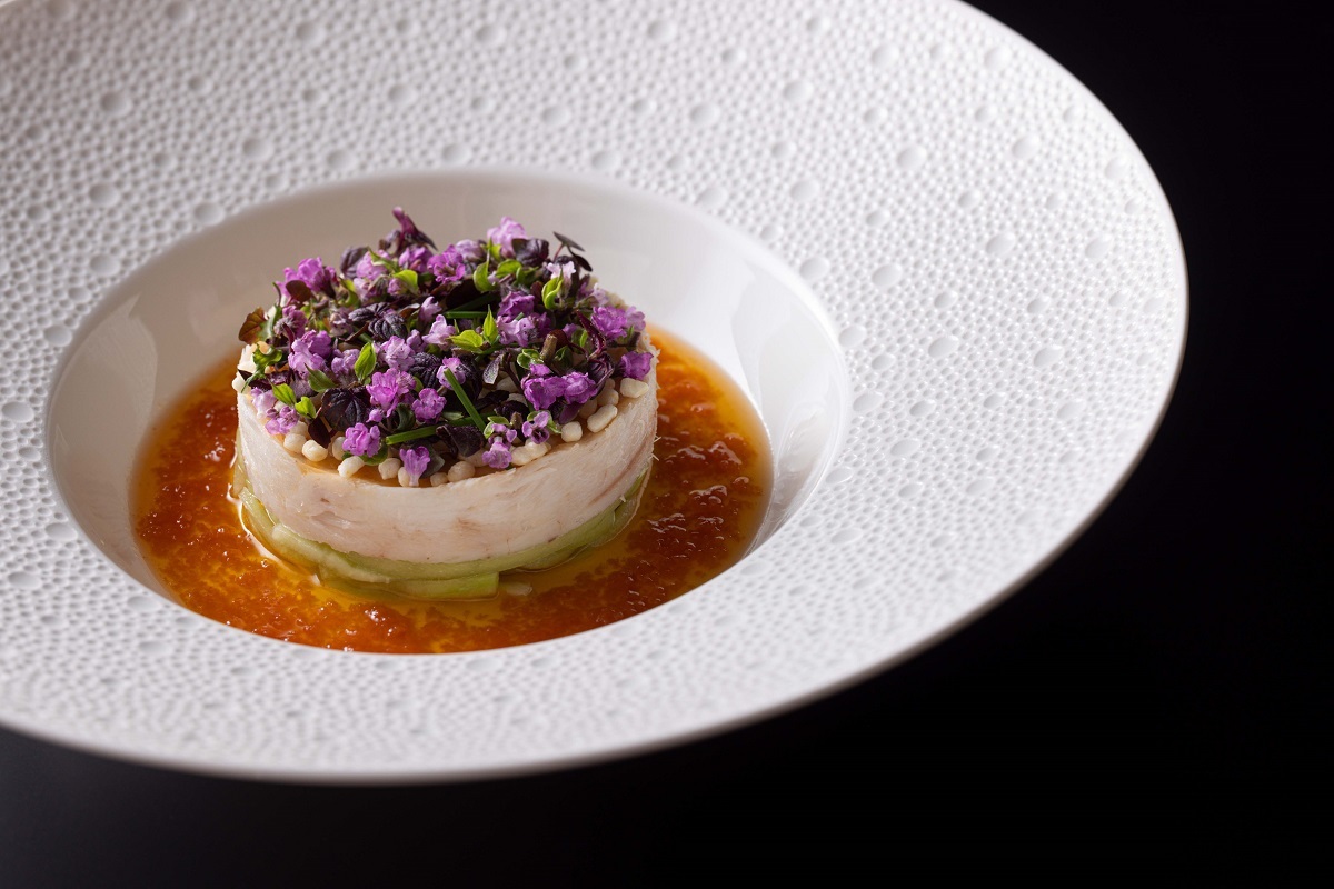 お誕生日の思い出投稿🎂🎀 お気に入りのロブションでお祝いしてもらった🥰 お店の内装と同じ色のケーキとっても美味しかった 🥹💜ラベンダー色の空間にバカラのシャンデリアが輝いて、来る度にときめく場所✨🪞 .パーソナルカラー診断 骨格診断 パーソナルカラー診断