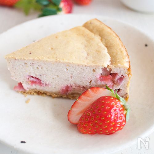 森永のマリービスケット 塩バター を使って、苺のベイクドチーズケーキを作りました。クリームチーズの生地に手作り苺ピューレと、生クリームの代わりに 水切りヨーグルトを使い２層にして焼き上げました。甘酸っぱエンゼルPLUS by 森永製菓