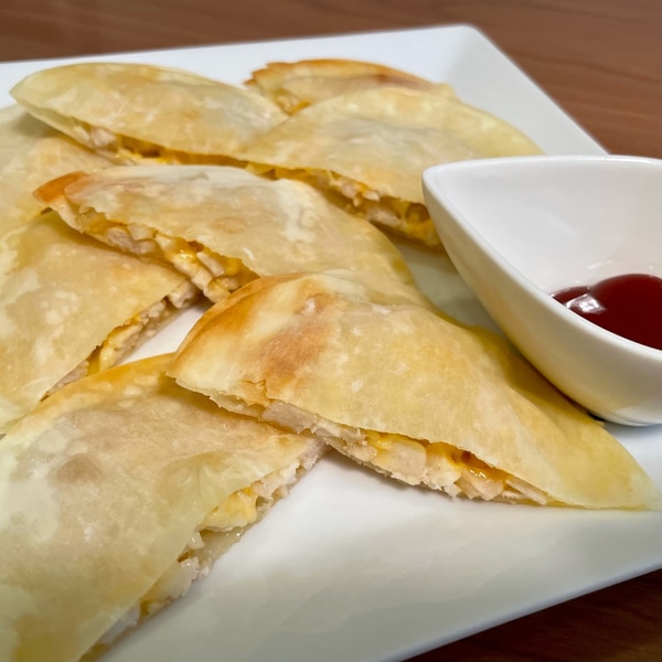 ココス@cocos_j1つ前の投稿 , で食べた高橋優斗くんの大好物,メキシカンケサディーヤメキシコのピザ🍕 を,作ってみました👨‍🍳, 上手に再現出来てるかな？ pic.4 , :, 作り方はとっても簡単！, ① シーチキン @hagoromofoods_official , 玉ねぎのみじん切り さらす , マヨネーズ、塩コショウ、レッドペッパー,