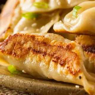 専門店監修 冷凍餃子を美味しく揚げる爆発させずにカリッと揚げるコツこだわりのお肉と野菜を使用した手作り餃子専門店