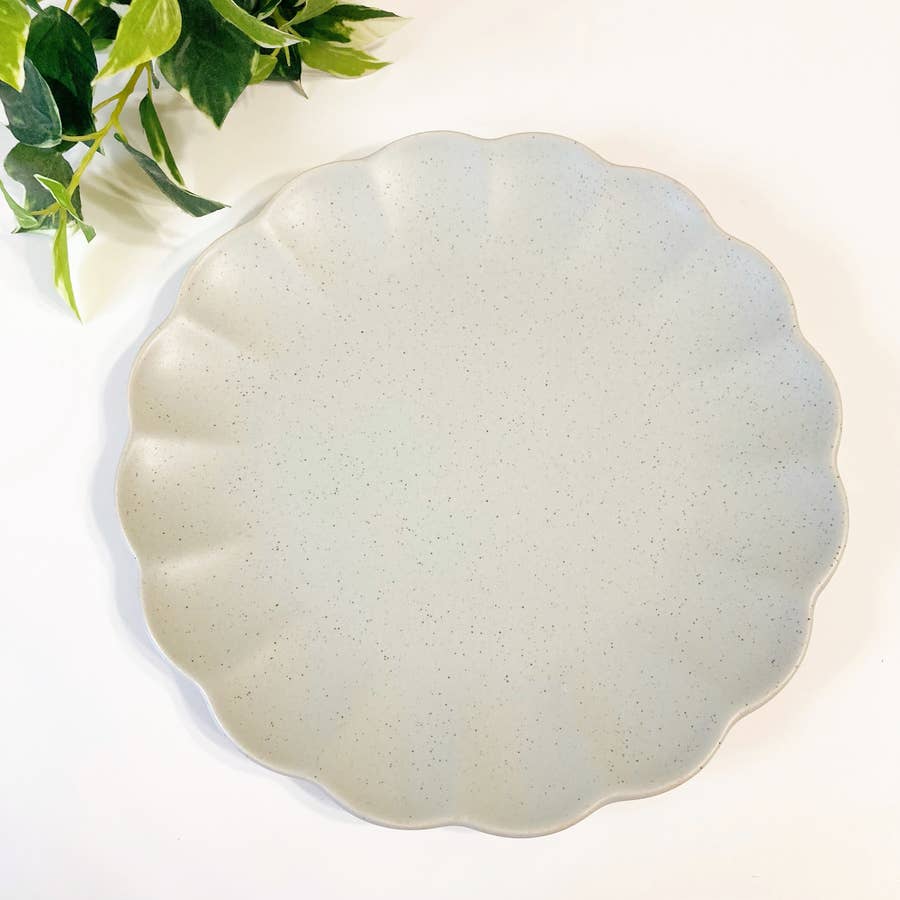 ダイソーで買えるの!?子ども用「すくいやすい食器」に3万いいね「うちもこれ」「介護にも使える」ママリ